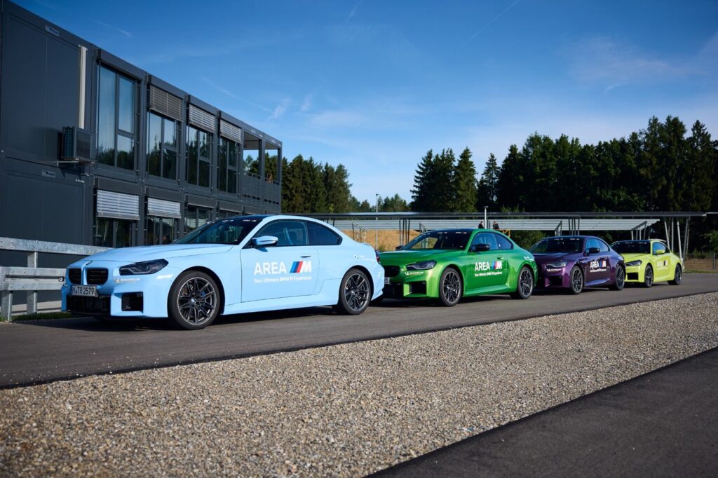 Vehículos BMW M alineados en AREA M, la nueva experiencia internacional de BMW M Driving Experience enfocada en alto desempeño, comunidad y conducción deportiva.