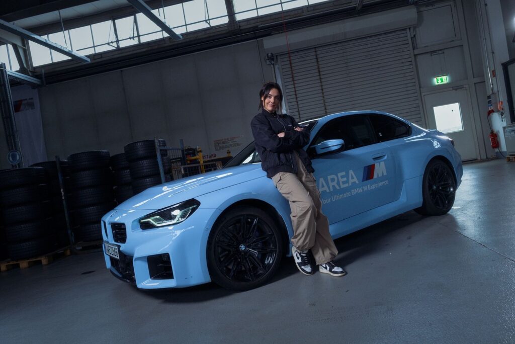 Participante junto a un vehículo BMW M de AREA M, la nueva experiencia BMW M Driving Experience enfocada en alto desempeño, comunidad y conducción deportiva.