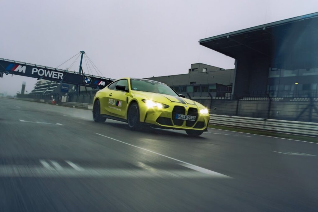 Vehículo BMW M de AREA M conduciendo en pista mojada, como parte de la nueva experiencia BMW M Driving Experience enfocada en alto desempeño y manejo deportivo.