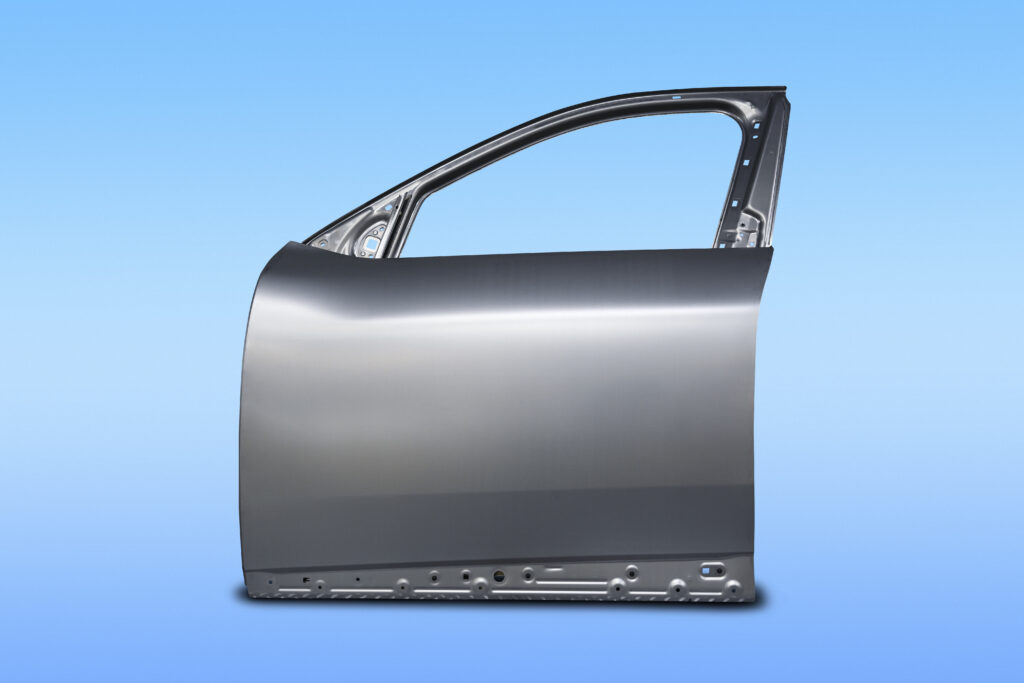 Puerta del BMW X5 fabricada con aluminio que contiene material reciclado, como parte del uso sistemático de materiales secundarios en el vehículo.