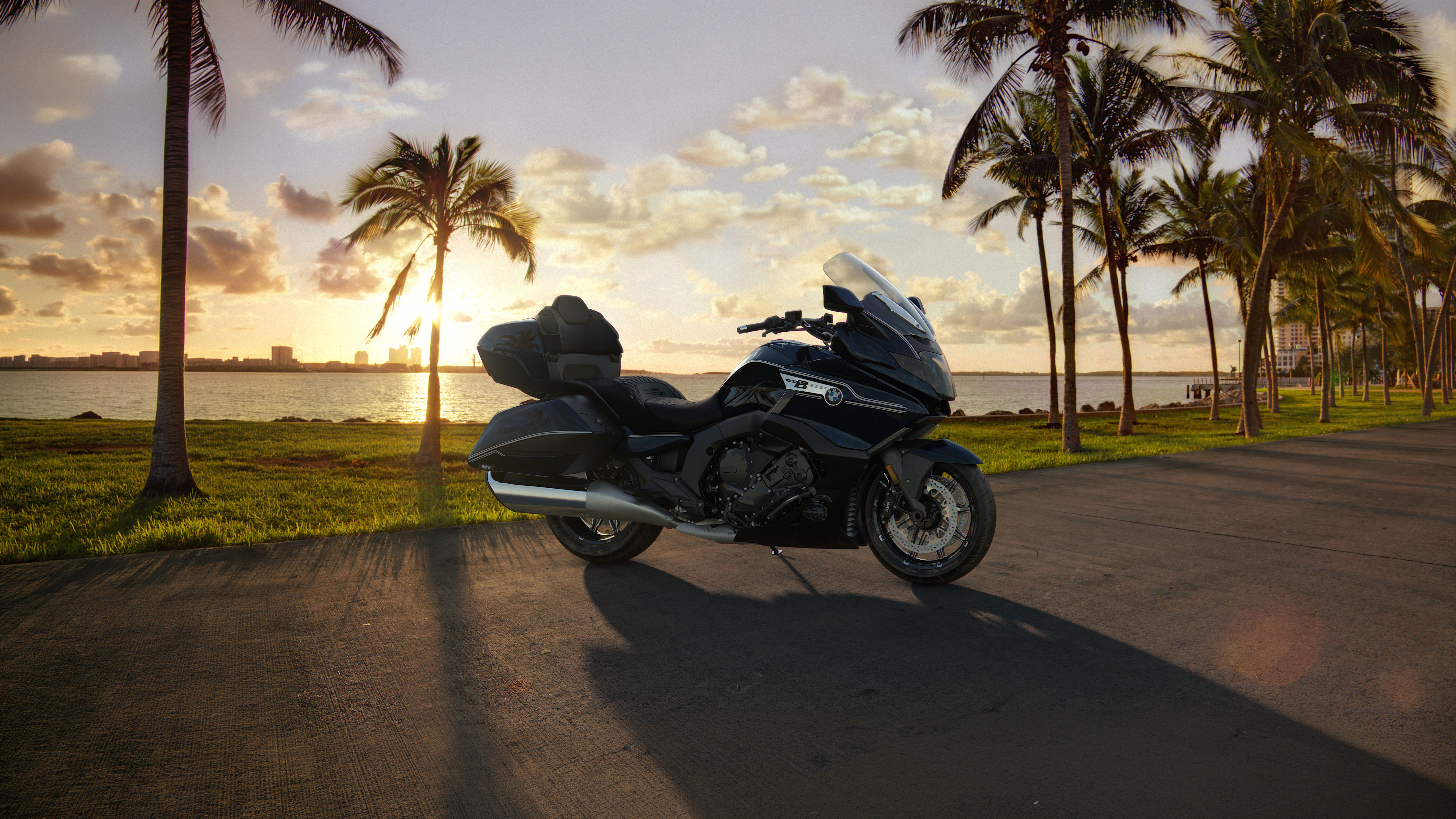 BMW K 1600 Grand America junto al mar al atardecer, modelo incluido en las actualizaciones BMW Motorrad 2027 con nueva configuración Edition II y color Imperial Blue metallic.