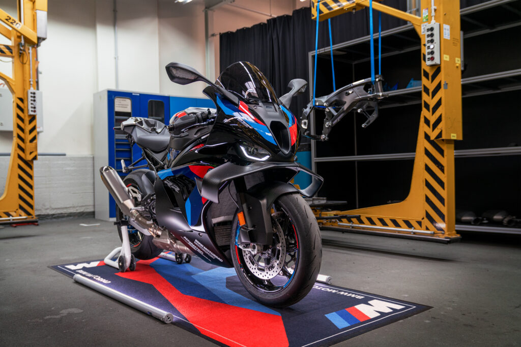 BMW M 1000 RR en taller técnico, modelo incluido en las actualizaciones BMW Motorrad 2027 con nuevo chasis M Motorsport y paquetes M Track.