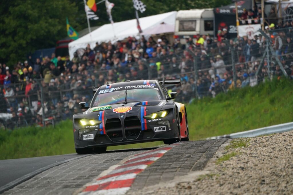 BMW M4 GT3 EVO en competencia con imagen Shell, como parte de la alianza entre BMW Group y Shell para desarrollar lubricantes de alto desempeño.