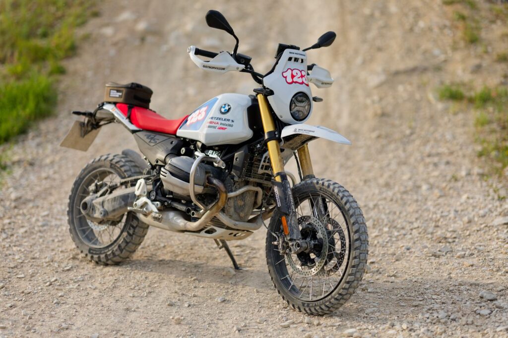 BMW R 12 G/S GS Trophy Competition Bike 2026 sobre terreno off-road, diseñada para el BMW Motorrad International GS Trophy en Rumania.