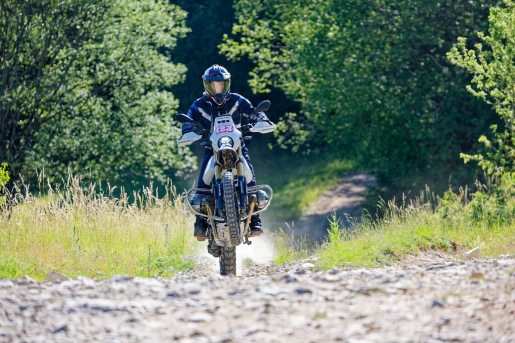 BMW R 12 G/S GS Trophy Competition Bike 2026 en acción sobre un camino off-road, mostrando su desempeño para el International GS Trophy en Rumania.