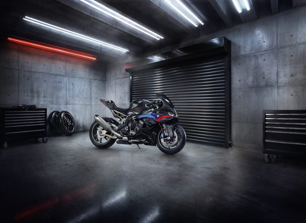 BMW S 1000 RR en un garaje de estilo industrial, modelo incluido en las actualizaciones BMW Motorrad para el año modelo 2027.