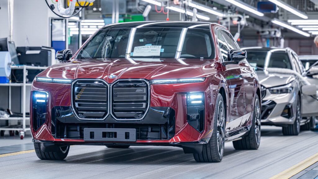 Nuevo BMW Serie 7 en la línea de producción de la Planta Dingolfing, donde BMW inicia la fabricación del modelo con tecnologías de la Neue Klasse.