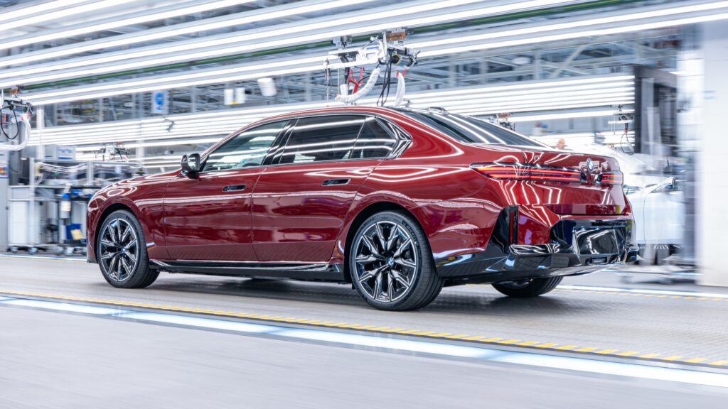 Nuevo BMW Serie 7 en la línea de producción de la Planta Dingolfing, donde se ensambla de forma flexible junto con otros modelos de BMW Group.