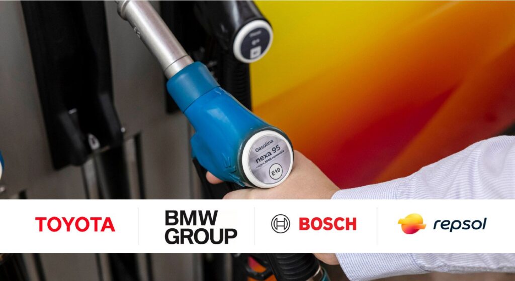 Boquilla de gasolina renovable Nexa 95 de Repsol junto a los logotipos de Toyota, BMW Group, Bosch y Repsol, socios del programa piloto de movilidad con combustible 100% renovable.