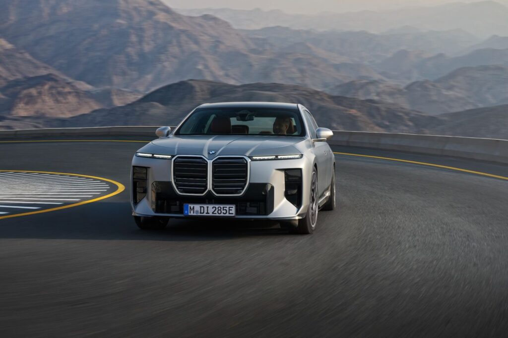 BMW i7 60 xDrive circulando en una carretera de montaña, como parte del impulso de BMW Group a sus modelos eléctricos y la estrategia Neue Klasse.