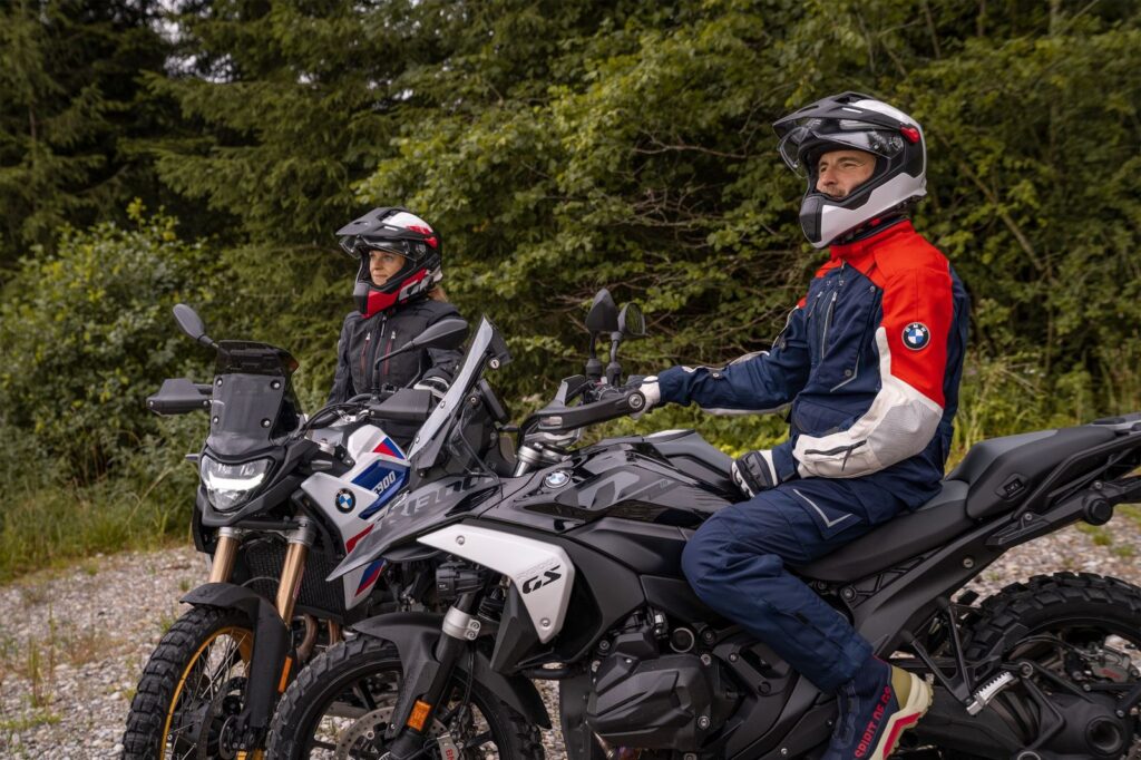 Motociclistas usando chamarras y equipamiento BMW Motorrad de la colección Adventure 2026, diseñados para recorridos off-road con seguridad, comodidad y protección.