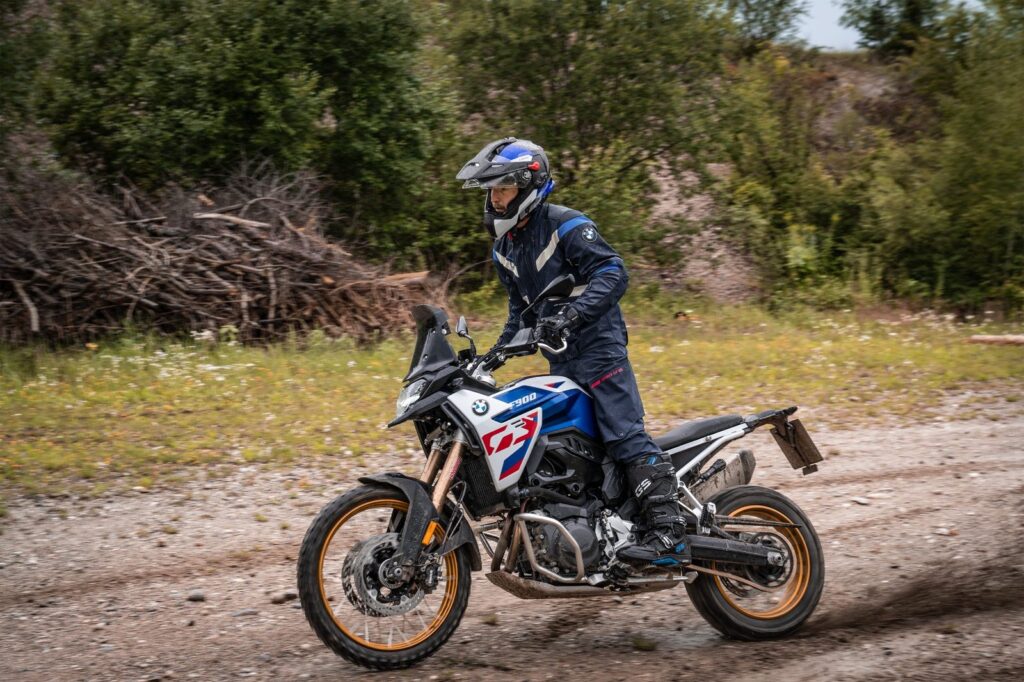Motociclista usando ropa y equipamiento BMW Motorrad 2026 en un recorrido off-road, como parte de la nueva colección disponible en México.