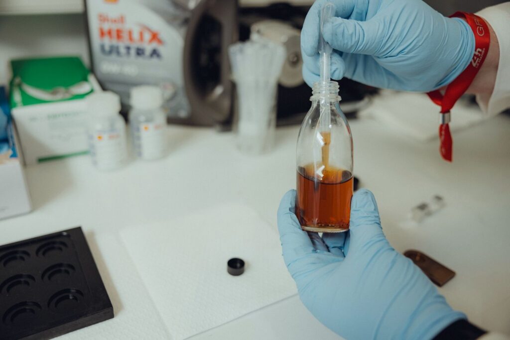 Detalle de prueba de lubricantes Shell desarrollados para BMW Group, como parte de su alianza estratégica para mejorar desempeño, eficiencia y durabilidad.