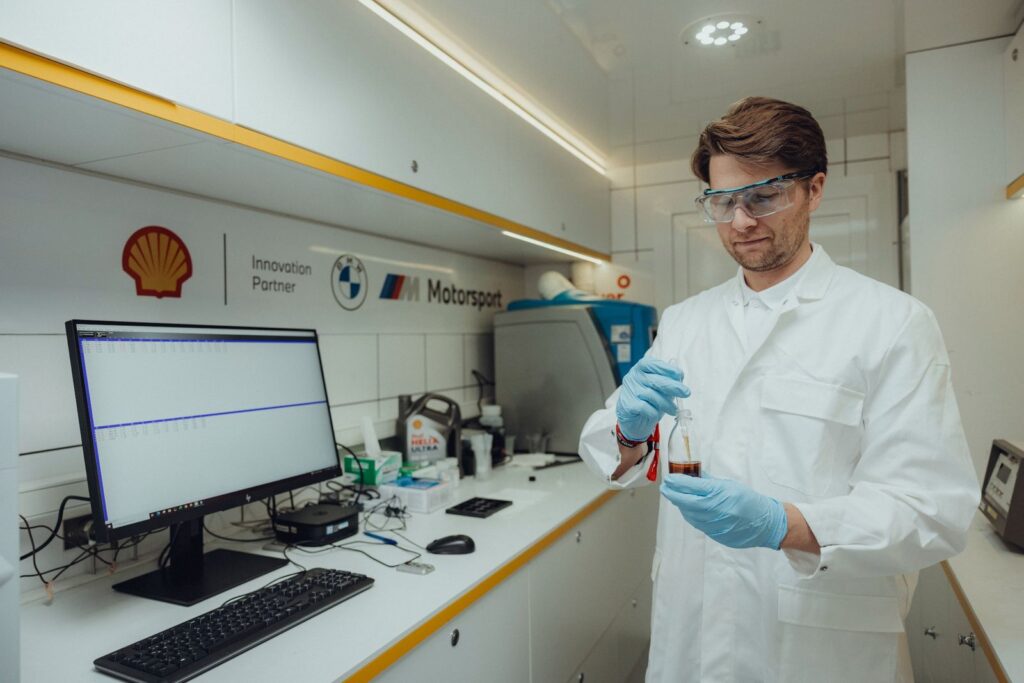 Especialista en laboratorio analiza lubricantes desarrollados por Shell para BMW Group, como parte de su alianza estratégica de desempeño e innovación.