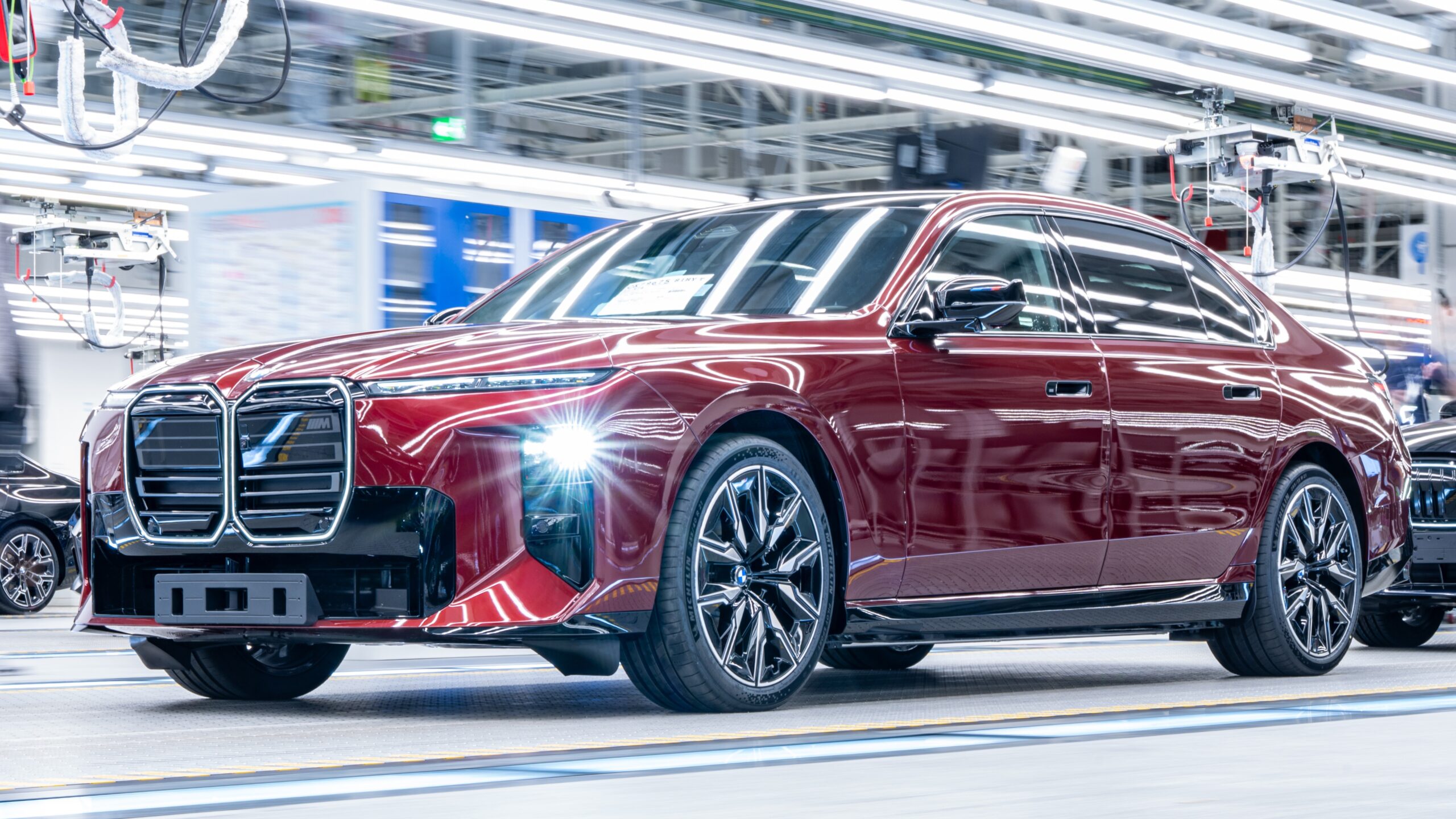 BMW Serie 7 rojo durante su producción en la Planta Dingolfing, con tecnologías de la Neue Klasse y procesos de fabricación avanzada.