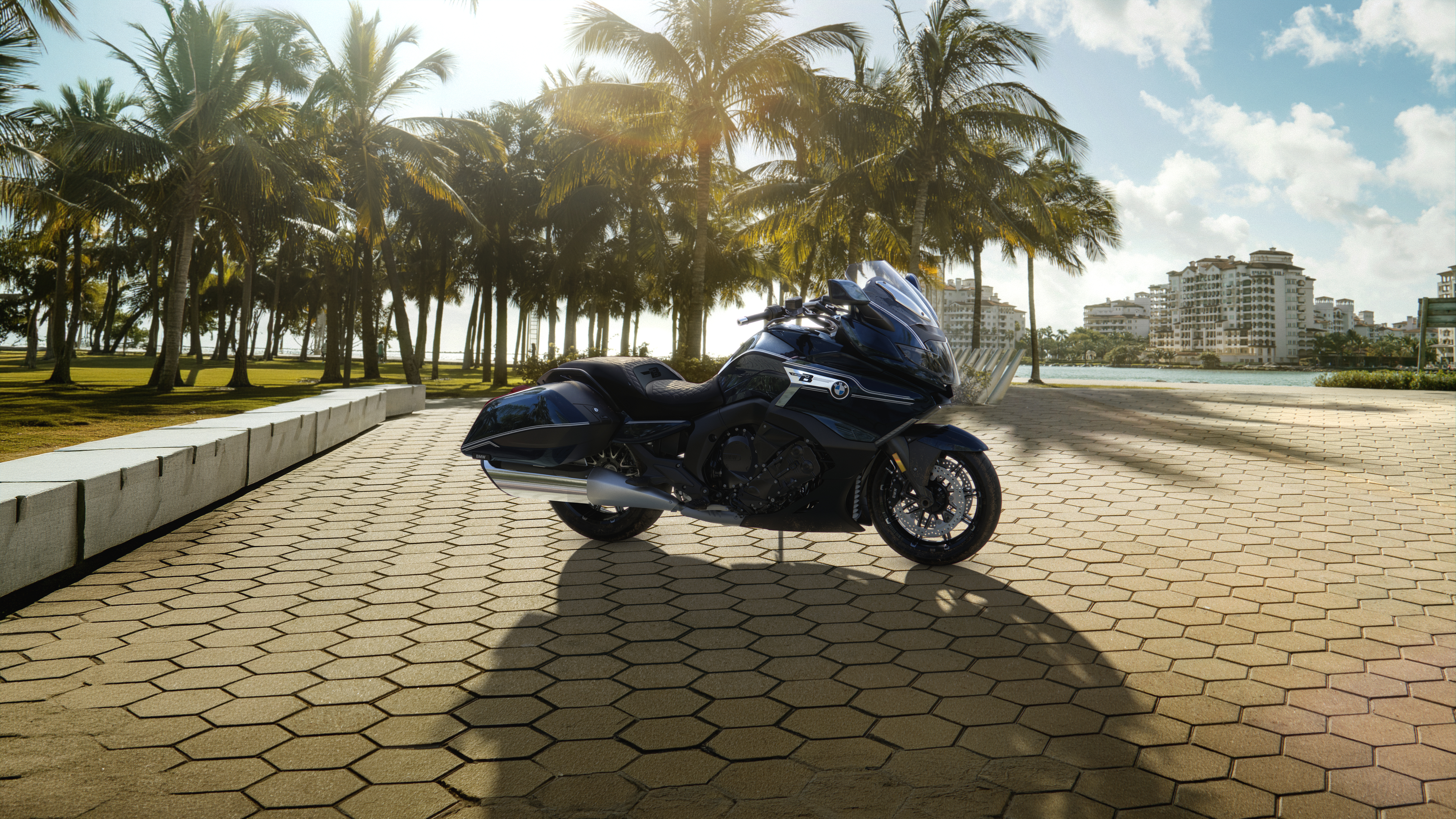 BMW K 1600 Bagger en escenario urbano costero, modelo incluido en las actualizaciones BMW Motorrad para el año modelo 2027.