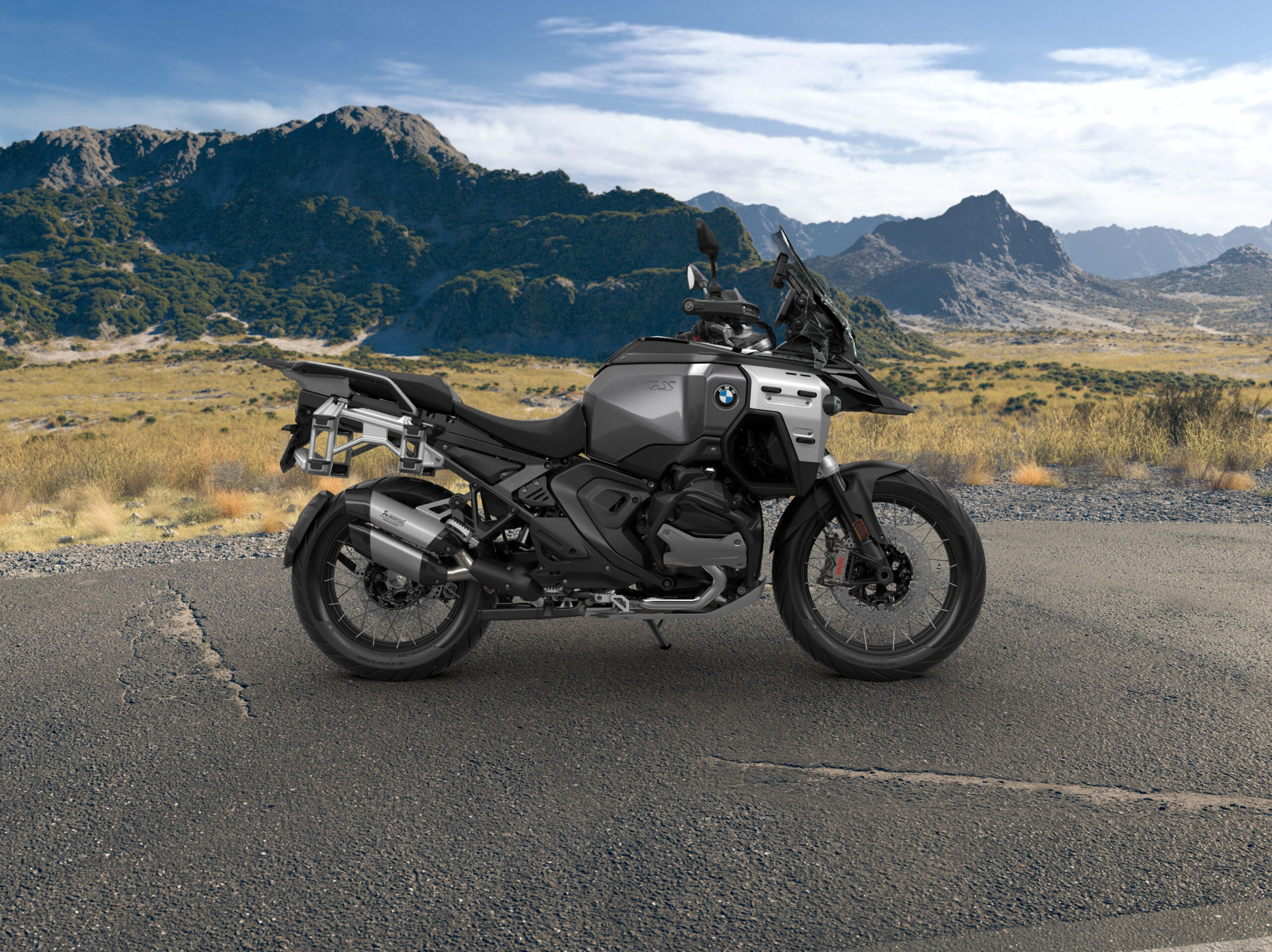 BMW R 1300 GS Adventure Triple Black ASA con Kit Bajo en un paisaje montañoso, destacando su diseño adventure, tecnología avanzada y configuración cómoda para distintos perfiles de pilotos.