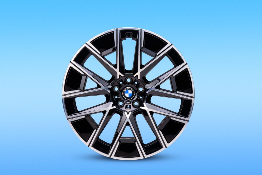 Rin del BMW X5 fabricado con aluminio y materiales secundarios, como parte del enfoque de sostenibilidad y reducción de CO₂e de BMW Group.
