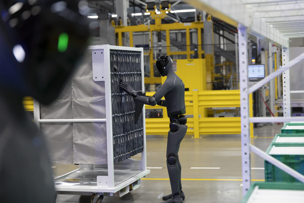 Robot humanoide Figure 03 trabajando en un carro de secuenciación dentro de BMW Group Planta Spartanburg, como parte de las pruebas de IA física en logística de producción.