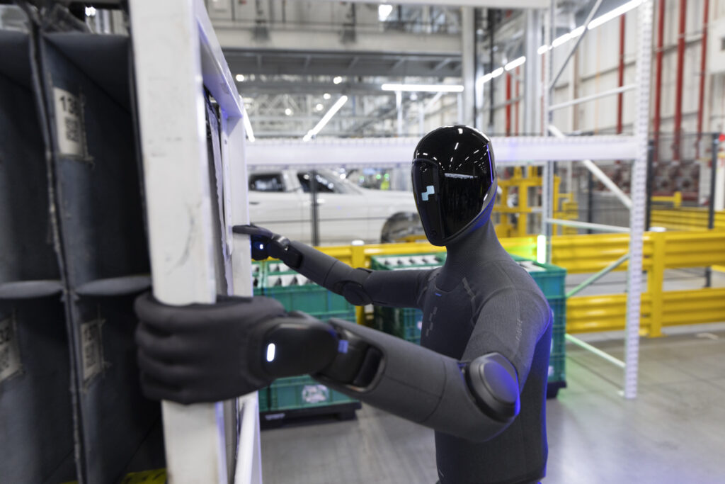 Robot humanoide Figure 03 manipulando un contenedor de piezas en BMW Group Planta Spartanburg, como parte de las pruebas de IA física aplicadas a logística y producción.