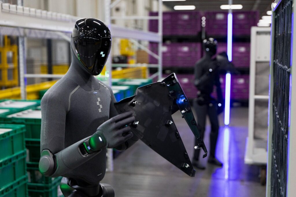 Robot humanoide Figure 03 manipulando una pieza en BMW Group Planta Spartanburg, como parte del uso de IA física en producción y logística.