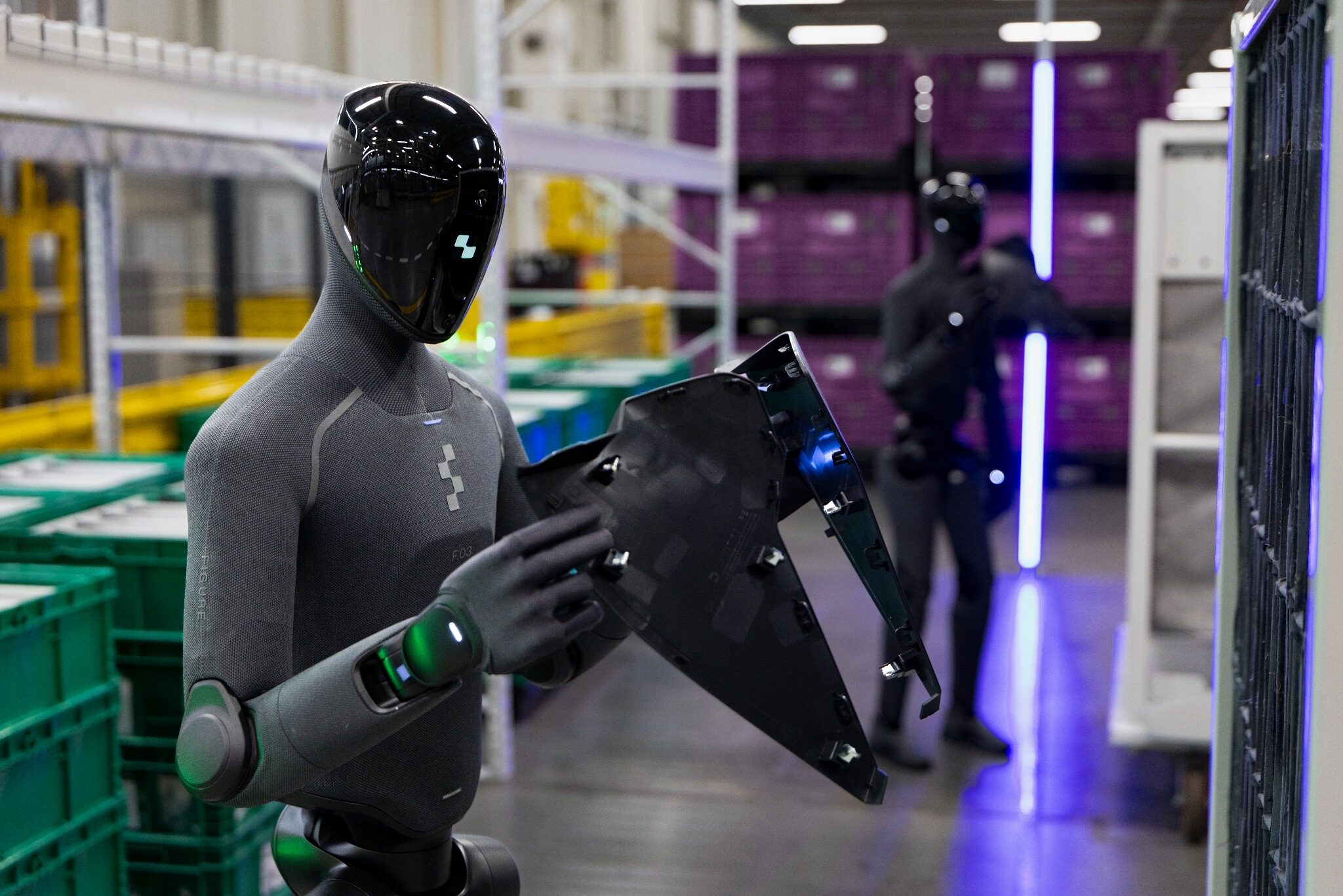 Robot humanoide Figure 03 manipulando una pieza en BMW Group Planta Spartanburg, como parte del uso de IA física en producción y logística.
