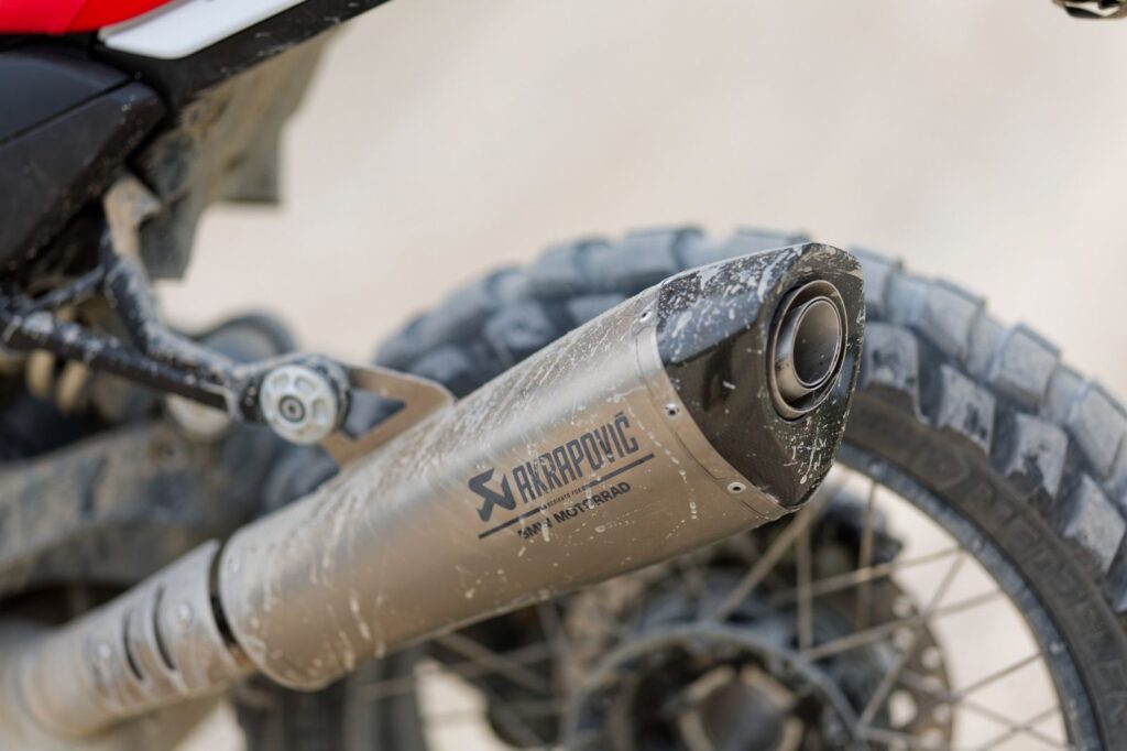 Detalle del silenciador Akrapovič de la BMW R 12 G/S GS Trophy Competition Bike 2026, parte del equipamiento especial para uso off-road.