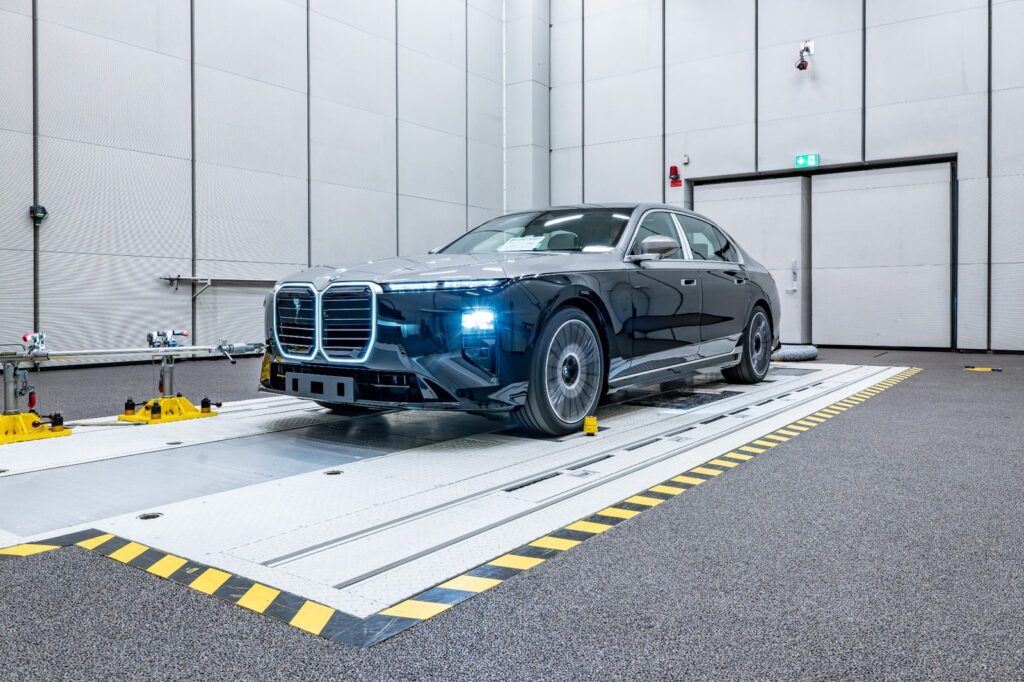 Nuevo BMW Serie 7 durante pruebas de validación de calidad en la Planta Dingolfing, como parte del proceso de inspección y control previo a su producción final.